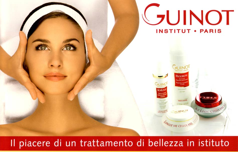 un viso circondato da due mani e dei prodotti guinot in secondo piano
