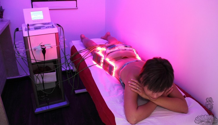 cliente su lettino estetico in trattamento body age (dimagrimento)