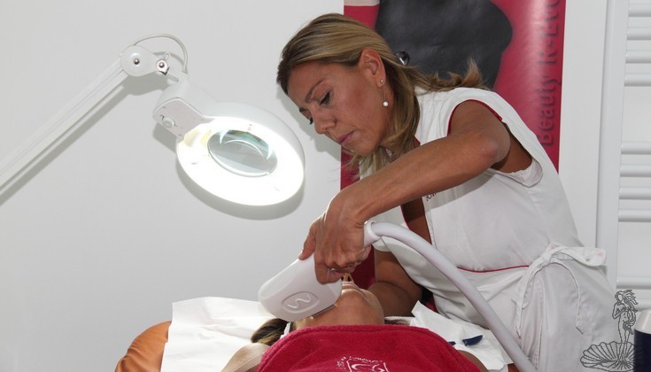 Titolare mentre effettua un trattamento viso