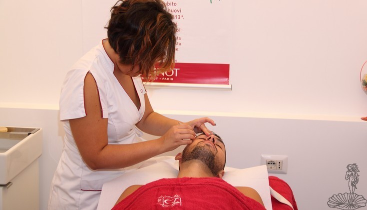 operatrice mente effettua trattamento viso ad uomo