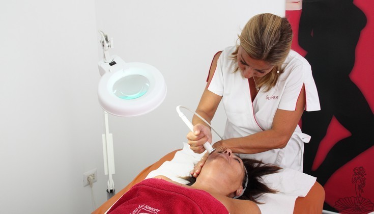 titolare mentre effettua un trattamento viso con manipolo di radiofrequenza