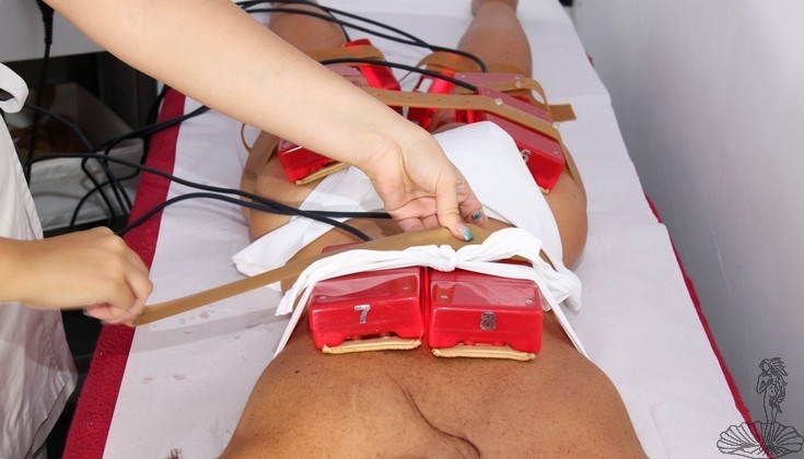 operatrice che appone elettrodi body age su schiena della cliente